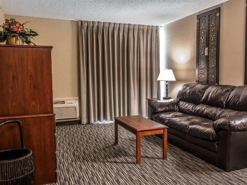 Quality Inn & Suites Banquet Center Livonia Exterior foto