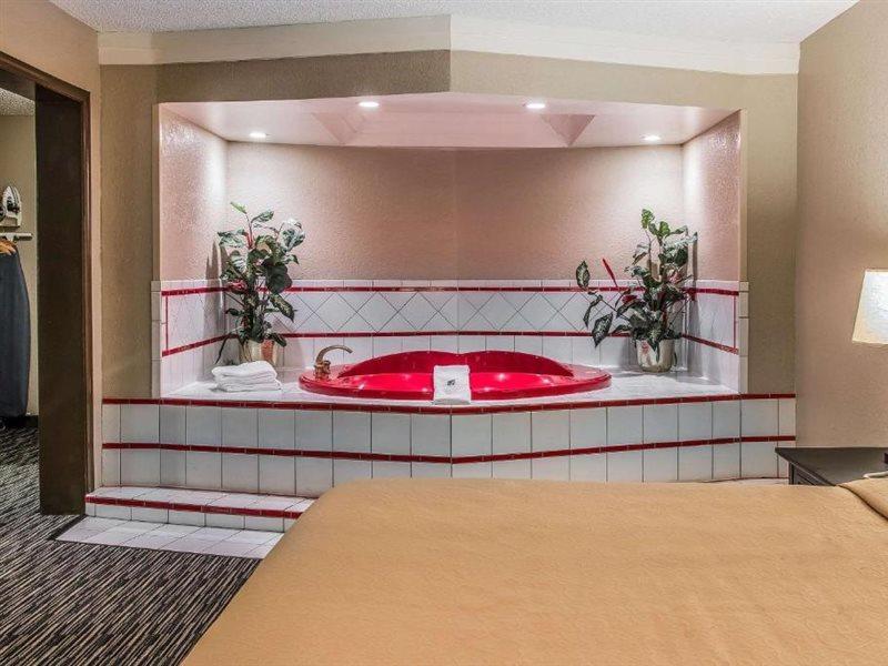 Quality Inn & Suites Banquet Center Livonia Exterior foto