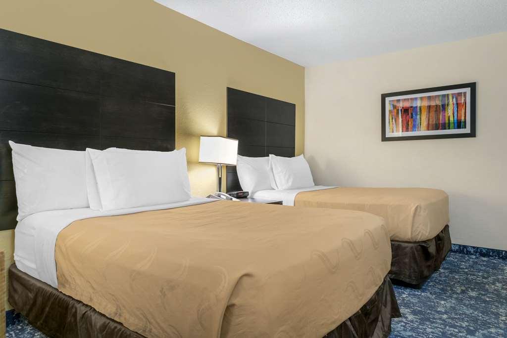 Quality Inn & Suites Banquet Center Livonia Quarto foto