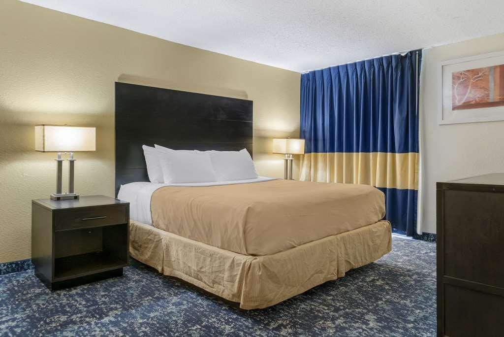 Quality Inn & Suites Banquet Center Livonia Quarto foto