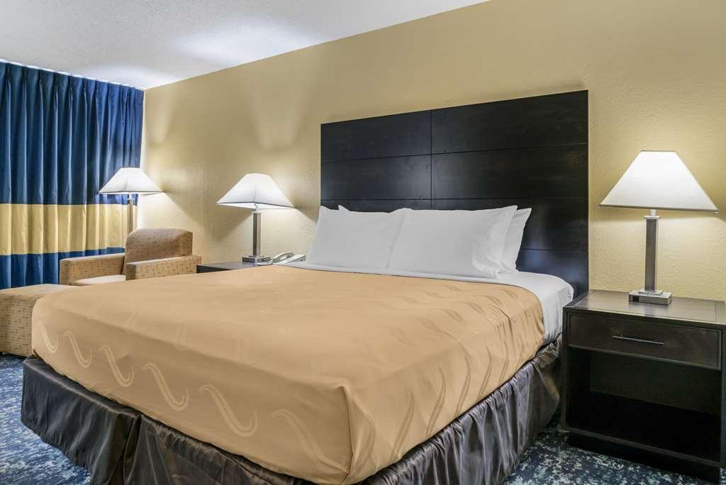 Quality Inn & Suites Banquet Center Livonia Quarto foto
