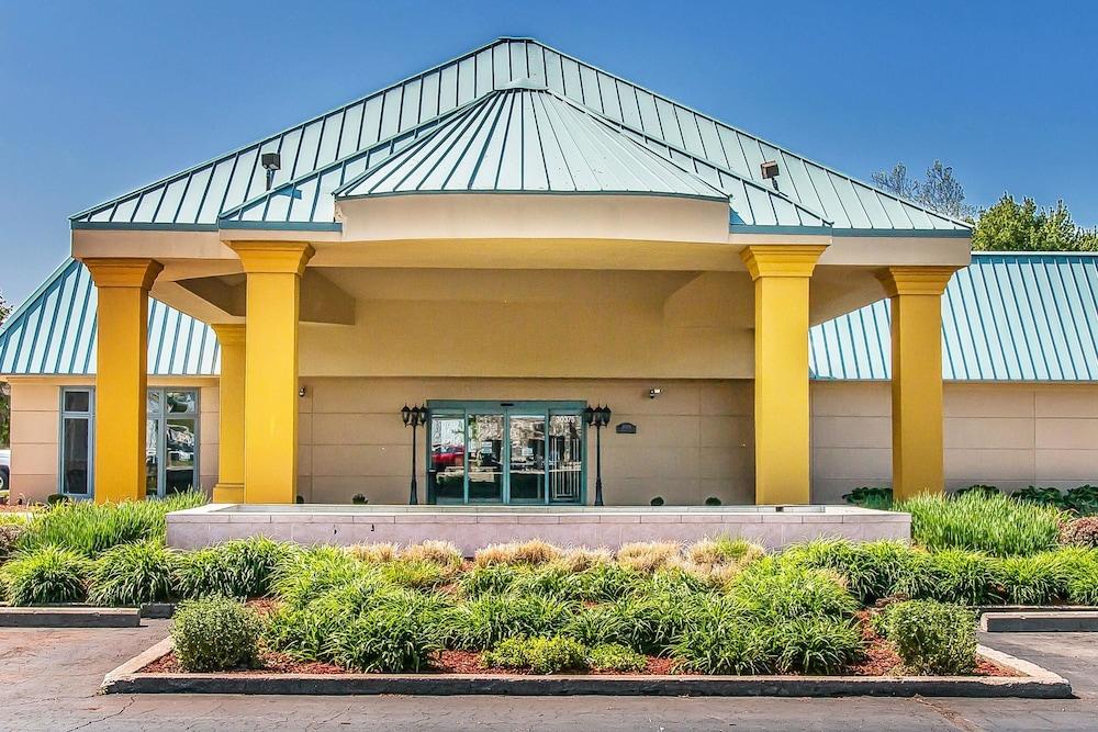 Quality Inn & Suites Banquet Center Livonia Exterior foto