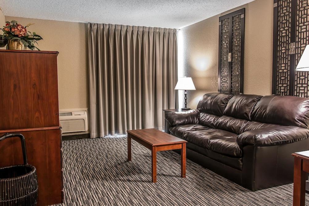 Quality Inn & Suites Banquet Center Livonia Exterior foto