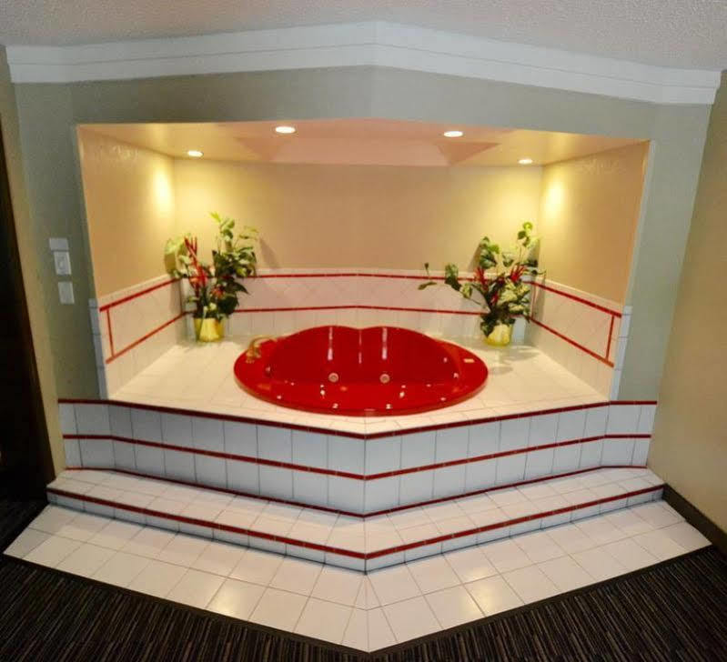 Quality Inn & Suites Banquet Center Livonia Exterior foto