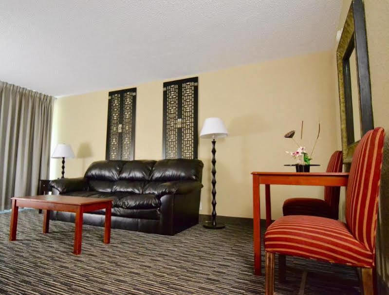 Quality Inn & Suites Banquet Center Livonia Exterior foto