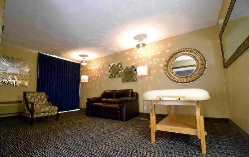 Quality Inn & Suites Banquet Center Livonia Exterior foto